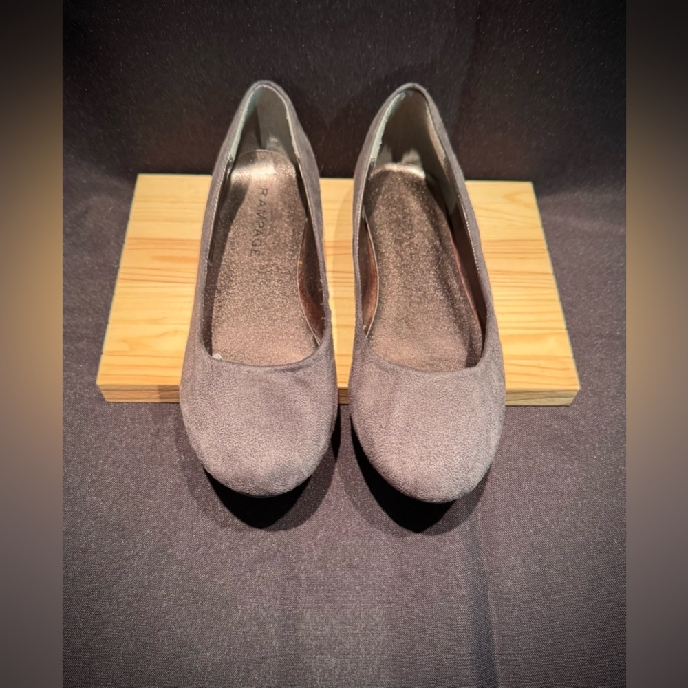NWT-Rampage Gray Suede Women’s Ballet Flats. Size 10M.
